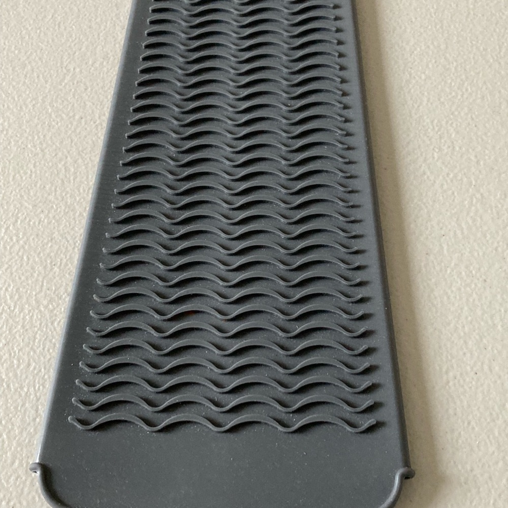 Silicone Heat-Resistant Mat and Travel Pouch For Curling Irons Gray 11” Long